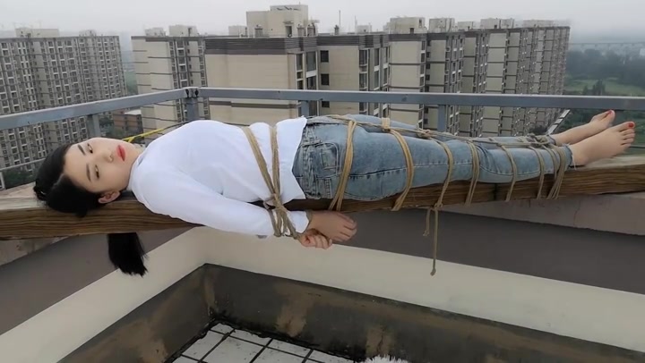 随心原创 冷兮白衬衣牛仔裤 楼顶木头上的捆绑 手脚捆绑艰难的下楼梯 Preview 1