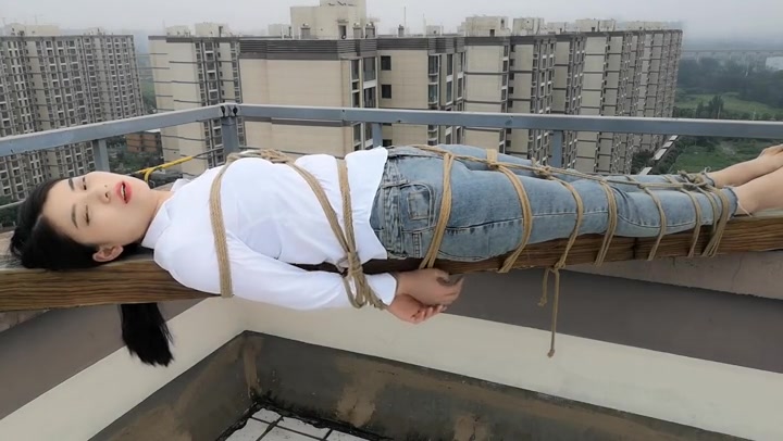 随心原创 冷兮白衬衣牛仔裤 楼顶木头上的捆绑 手脚捆绑艰难的下楼梯 Preview 2
