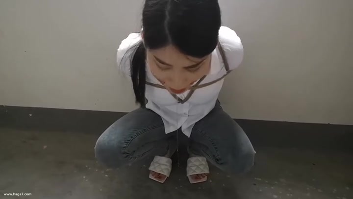 随心原创 冷兮白衬衣牛仔裤 楼顶木头上的捆绑 手脚捆绑艰难的下楼梯 Preview 4