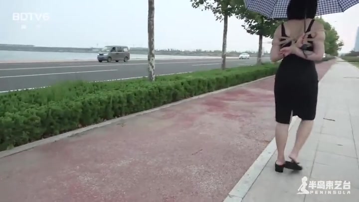 半岛束艺 伊莱娜后高手撑伞雨中人行道漫步 Preview 1