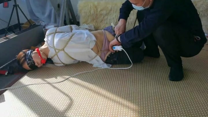 小凡 白衬衣牛仔裤驷马调教 Preview 2