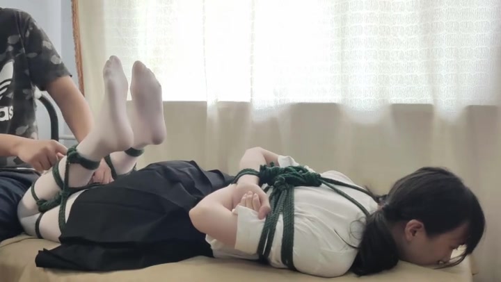玩奴原创 白丝妹妹雨凌的羞羞驷马tk，马具口球堵嘴强制抬头，重手sp洗礼 Preview 2