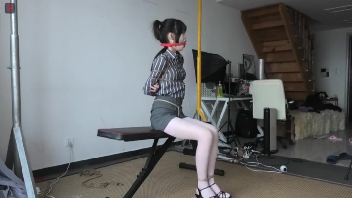 绳之韵 小呆惊艳白丝职业装（第一集）娇嫩俏OL、口球封堵，捆绑手脚，一贯的真实与重口 Preview 2