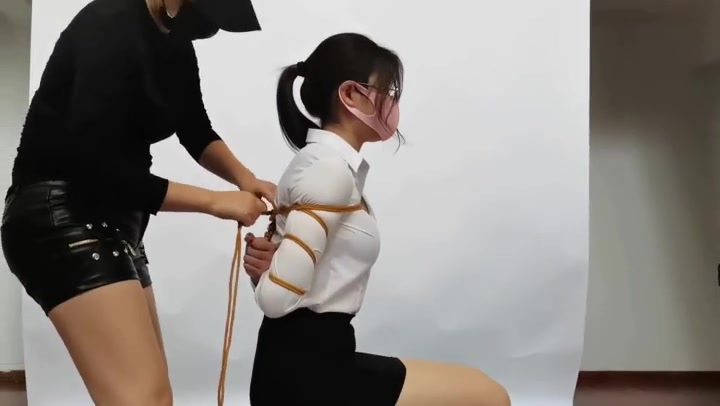 一绳所爱 小白被女绳师紧紧捆绑起来 Preview 4