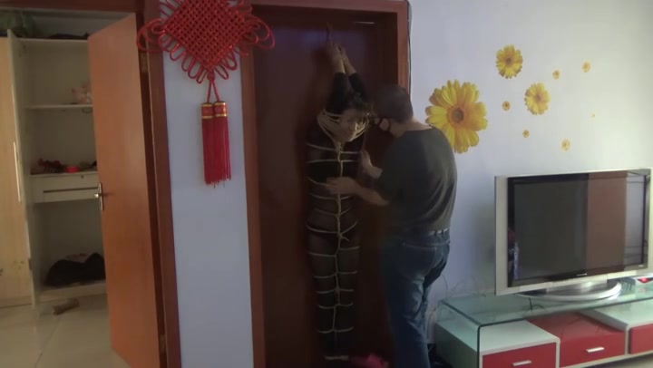 黑丝连体衣凳子上调戏 大长鞭子啪啪啪妹子嗷嗷叫 Preview 3