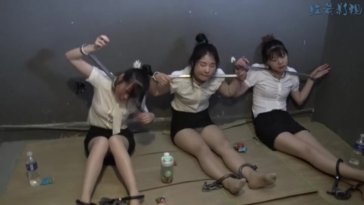 胜景影视 三女M镣铐颈手枷拘束戏耍 Preview 2