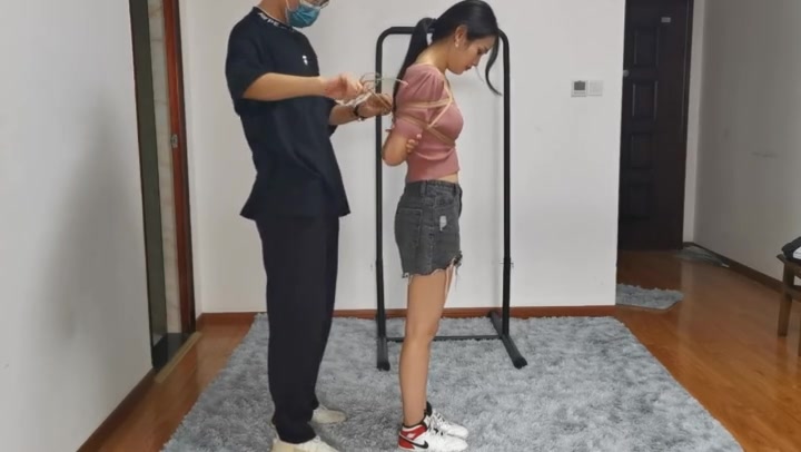 奥特曼 青青热裤驷马，好看的女孩怎么绑都好看 Preview 1