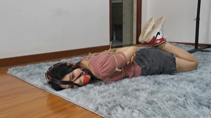 奥特曼 青青热裤驷马，好看的女孩怎么绑都好看 Preview 4