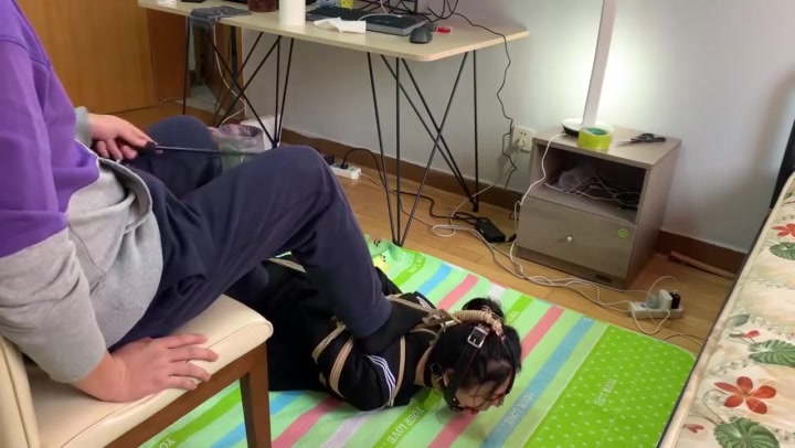 玩奴原创 jk黑丝小美女果妹的超紧驷马椅下超羞耻调教，tk，sp，人肉脚垫 Preview 2