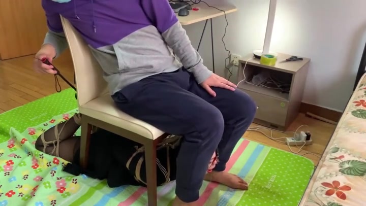 玩奴原创 jk黑丝小美女果妹的超紧驷马椅下超羞耻调教，tk，sp，人肉脚垫 Preview 3