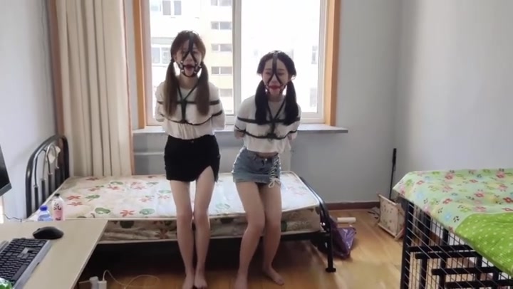 玩奴原创 静谧的午后之约，两位美少女丹丹欣妍双妹连缚无助挣扎，双人马具口球堵嘴 Preview 1