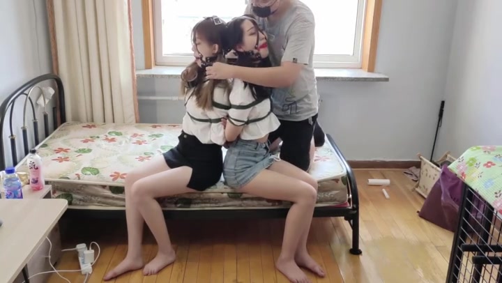 玩奴原创 静谧的午后之约，两位美少女丹丹欣妍双妹连缚无助挣扎，双人马具口球堵嘴 Preview 3