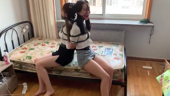 玩奴原创 静谧的午后之约，两位美少女丹丹欣妍双妹连缚无助挣扎，双人马具口球堵嘴 Preview 4