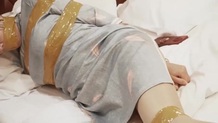 豆子原创 旗袍美女下班后，被入室抢劫，黄色胶带捆绑，袜子堵嘴，丝袜套头 Preview 2