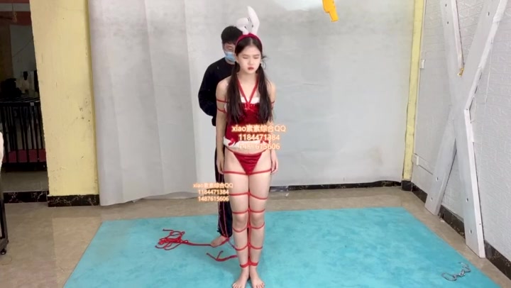 xiao素素 订拍素素圣诞装的捆绑放置，脚尖顶地. Preview 4