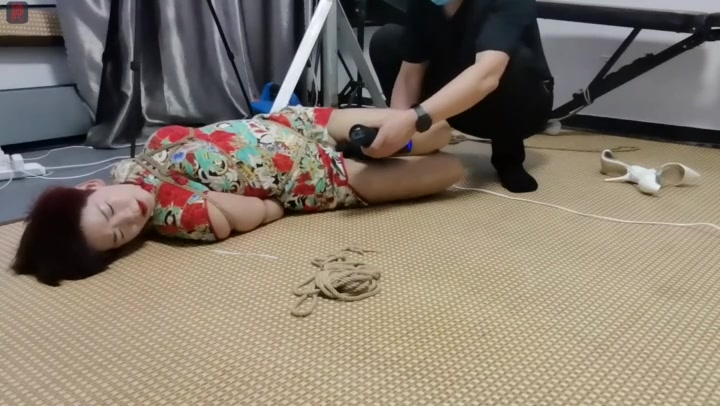 绳之韵 轻熟少妇紫菱的另类兼职（第三集）地板驷马、丝足TK. Preview 3