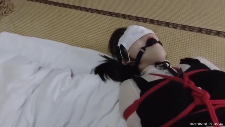 橙子原创 捆绑 堵嘴 恋足 sp（1-2合并版）对小芳妹子进行捆绑堵嘴放置 Preview 3