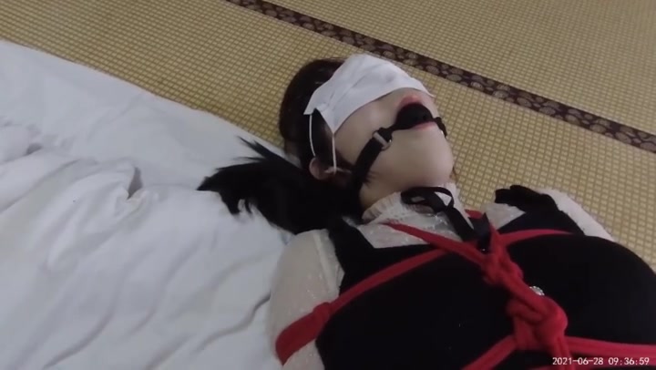 橙子原创 捆绑 堵嘴 恋足 sp（1-2合并版）对小芳妹子进行捆绑堵嘴放置 Preview 4