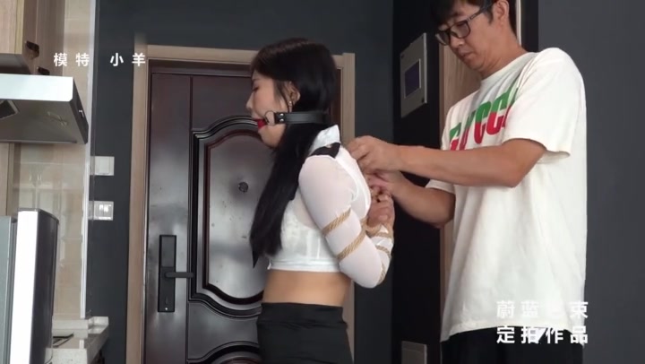 蔚蓝艺束 定拍性感制服小羊，超紧五花股绳吊绑，坐缚放置，口球堵丝袜勒，口水横飞 Preview 3