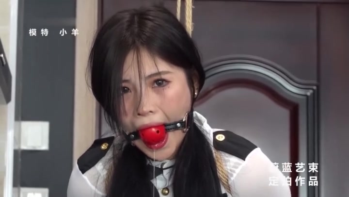 蔚蓝艺束 定拍性感制服小羊，超紧五花股绳吊绑，坐缚放置，口球堵丝袜勒，口水横飞 Preview 4