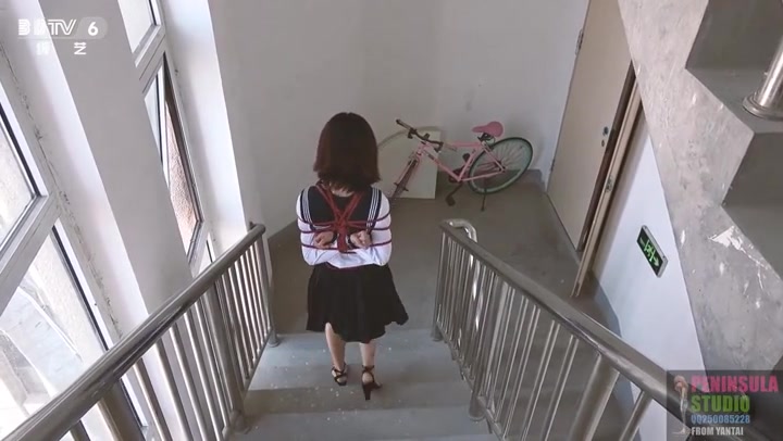 [半岛束艺台]海语楼道捆绑外出，电梯出来一坨人吓得撒腿... Preview 1