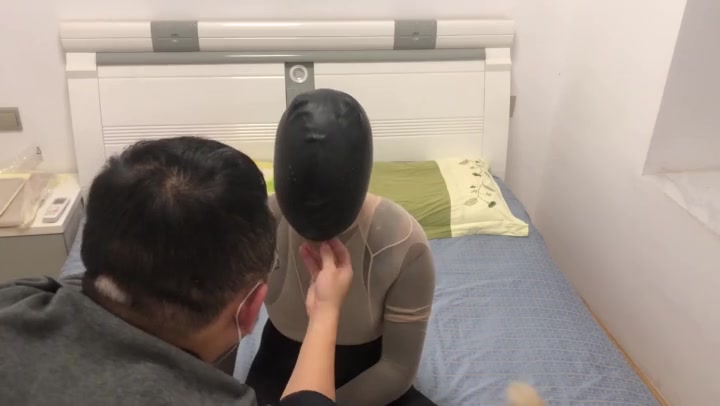 我家妞妞 丝袜全包处女作，乳胶头套，保鲜膜包裹 Preview 1