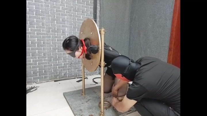 飞天原创 柔柔鼻勾，大号口球堵嘴，园形木枷、拘束架严密禁锢，随边虐打、电击振动 Preview 2