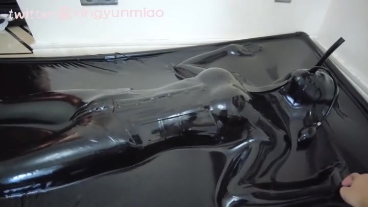 鹿角与猫爪 被真空床封印的乳胶爪爪 ，乳胶衣+真空床双层包裹 Preview 1