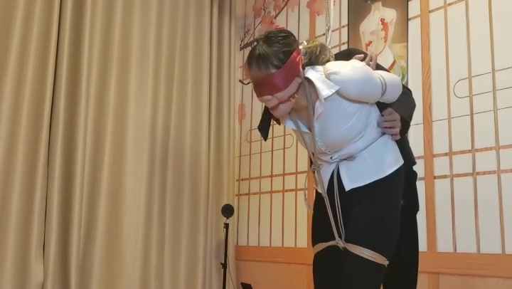 一绳所爱 佩琪捆绑蒙眼堵嘴，挠痒鞭打，女孩很单纯很害羞 Preview 2