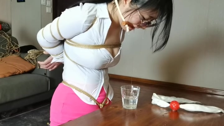 宋思琪跪在地上各种堵嘴口水收集 Preview 3