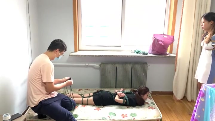 玩奴原创 双妹驷马的羞耻展览，双人裸足超紧缚放置，严厉堵嘴！ Preview 3