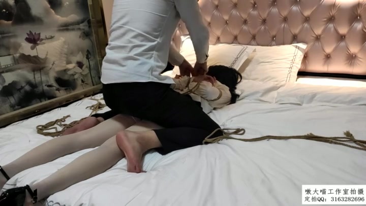 嗷大喵 新挠脚心系列（第二集）婷妹白丝高跟被入室绑架挠脚心+挠腰和腋下+刷子刷脚底和疯狂TK折磨到说出银行卡密码. Preview 1
