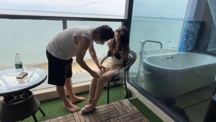 欢乐谷 绑在阳台上的美女与大海 Preview 1