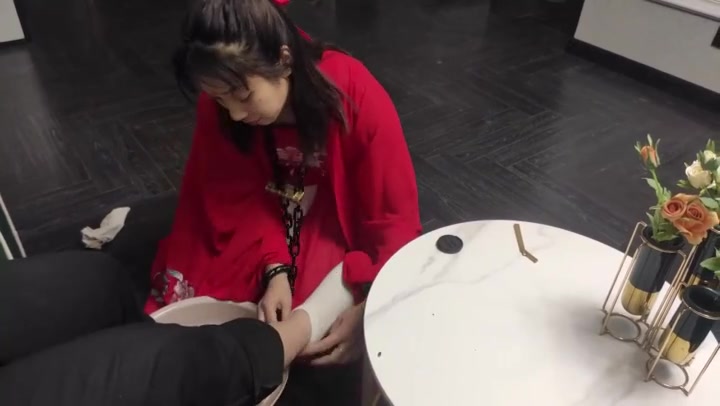 夜未央 花嫁 被调教的新娘（上集） 汉服新娘戴着镣铐给主人洗脚 骑三角木马单腿吊酷刑 五花大绑藤条鞭打 Preview 1