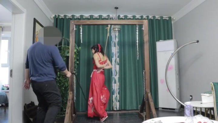 夜未央 花嫁 被调教的新娘（上集） 汉服新娘戴着镣铐给主人洗脚 骑三角木马单腿吊酷刑 五花大绑藤条鞭打 Preview 3