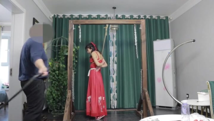 夜未央 花嫁 被调教的新娘（上集） 汉服新娘戴着镣铐给主人洗脚 骑三角木马单腿吊酷刑 五花大绑藤条鞭打 Preview 4