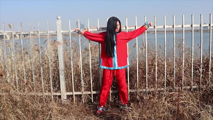 夜未央 冬日户外 押着私人女囚逛江滨公园 超刺激 古装红罪衣木枷镣铐暴露在光天化日之下T教 还有旗袍哦 Preview 3