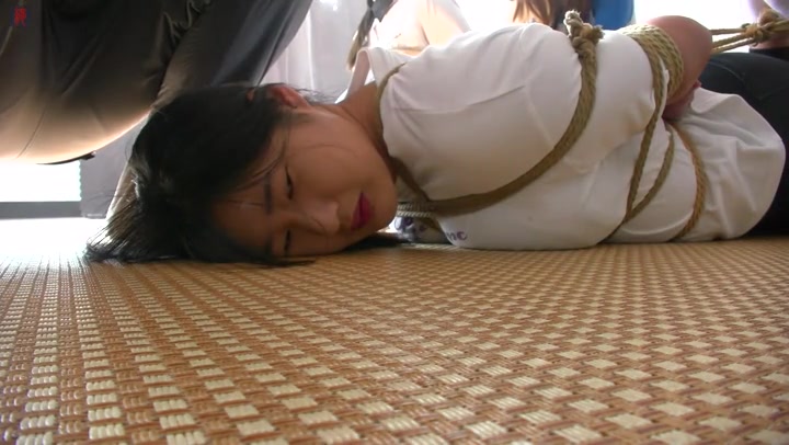 绳之韵 小九、羽灵、新人雨桐多人绳戏（第二集）小胖妞雨桐白袜、勒头驷马，大号口球+原味多种封堵 Preview 1
