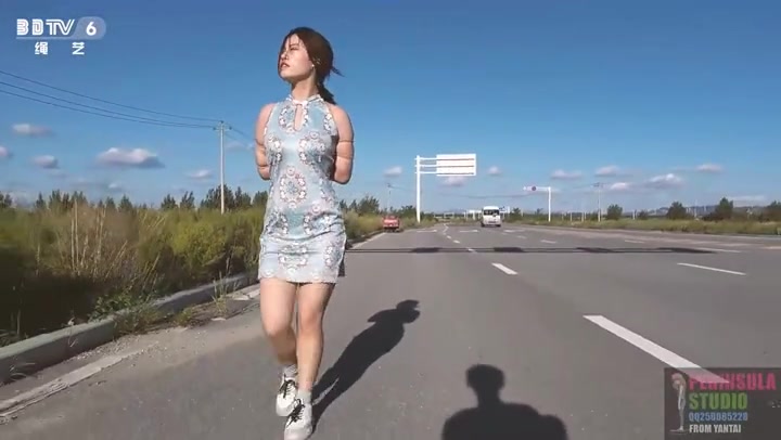 半岛束艺台_海语国道五花霸气散步，怒脱鞋光脚走路 Preview 4