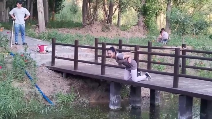 飞天原创 云儿偷偷,去小树林约会，被主人发现,不客气地惩罚各种吊绑，喝河里的臭水,惊险刺激 Preview 2