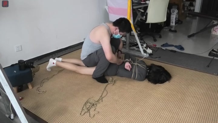 绳之韵 优秀假期工瑾瑜中秋加班（第二集）充气口塞、单脚吊捆绑、足虐、鞭打. Preview 1