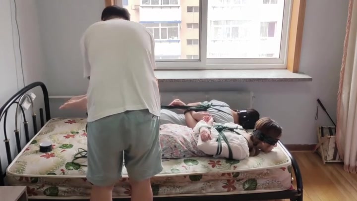 玩奴原创 真实姐妹心叶和玉露的双人连头驷马放置tk游戏，马具口球牢牢堵嘴 Preview 1