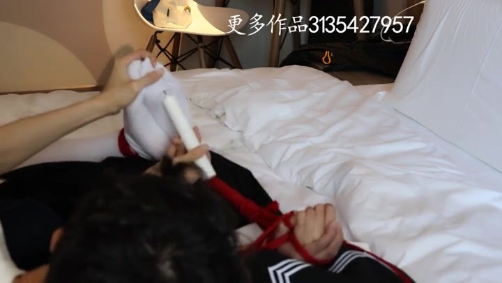 咕咕精 学霸少女亲身测评体验生活中常见的挠痒道具~到底哪种TK道具最痒最刺激呢？ Preview 1