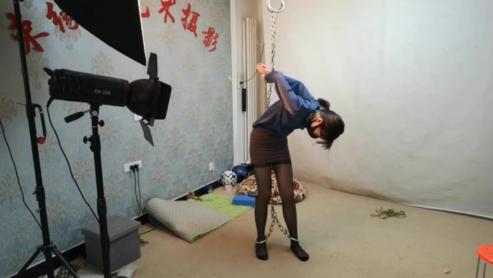 蓝衬衣 黑丝 镣铐女囚 Preview 2