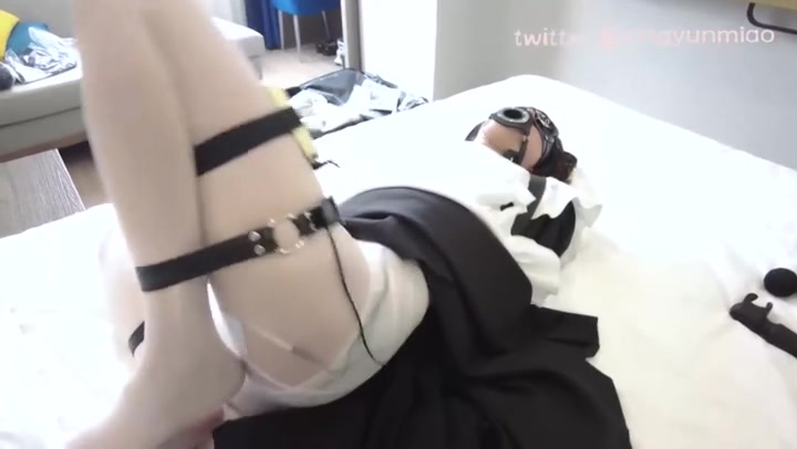 鹿脚与猫爪 白丝女仆爪爪，单手套拘束双电击器电击塞+电击贴片鞭打训练器ZDB+筋膜枪强G戴着口环被深喉、夹舌头、塞丝袜堵住. Preview 1