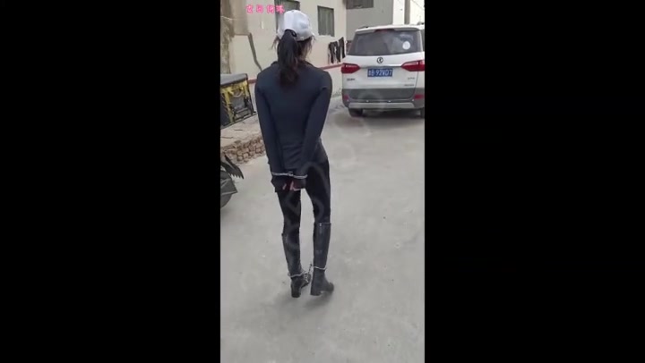 何沐带着手铐脚镣逛户外. Preview 1