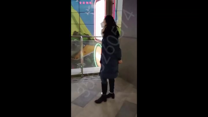 何沐带着手铐脚镣逛户外. Preview 2
