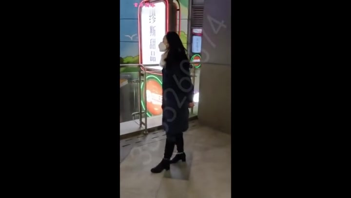 何沐带着手铐脚镣逛户外. Preview 3