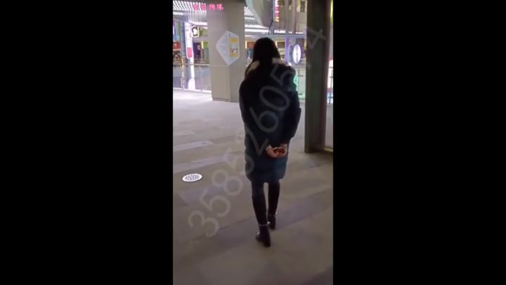 何沐带着手铐脚镣逛户外. Preview 4
