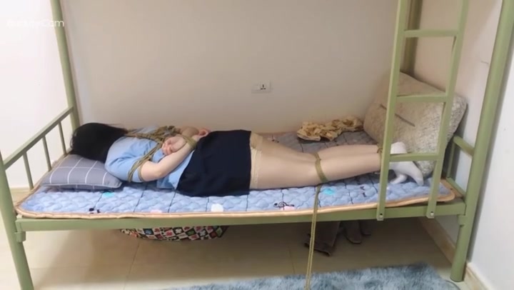 新月原创 小美女玉箫 宿舍睡觉被发现 绑着睡不着 驷马绑紧脱了袜子继续睡 最后挣扎着骂人 Preview 2